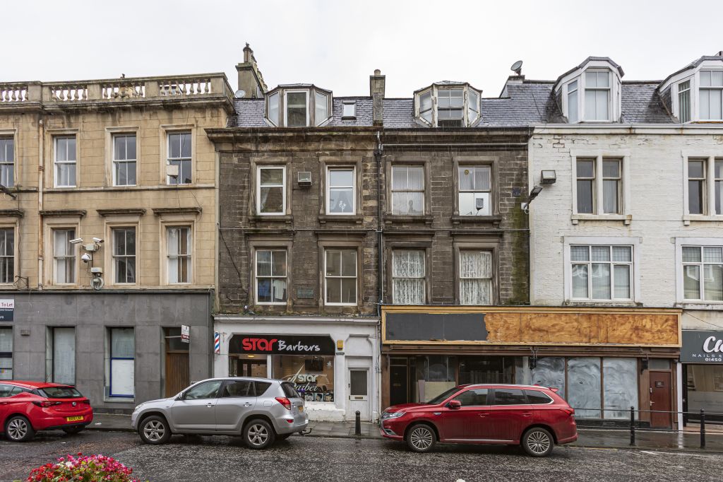 4 Bed Top Floor Flat in 37 High Street Guide Price £110,000 37 High