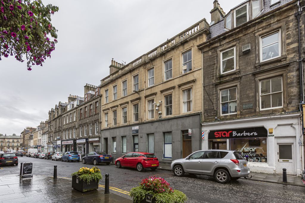 4 Bed Top Floor Flat in 37 High Street Guide Price £110,000 37 High