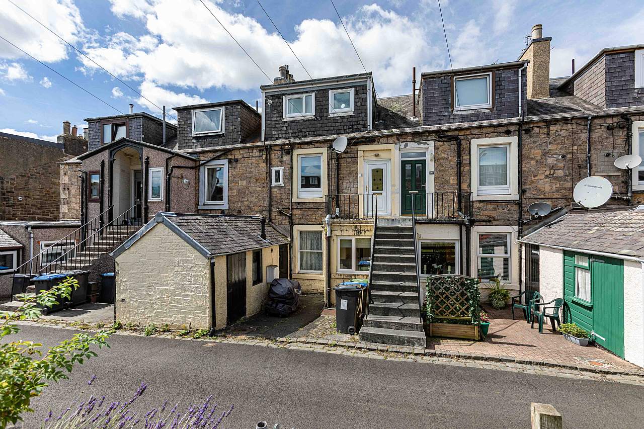 3 Bed First Floor Flat in Offers Over £105,000 13 Waverley Terrace