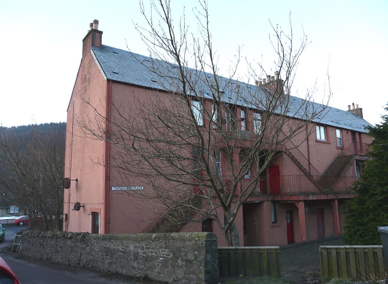 3 Tweedvale Place Walkerburn EH43 6AL