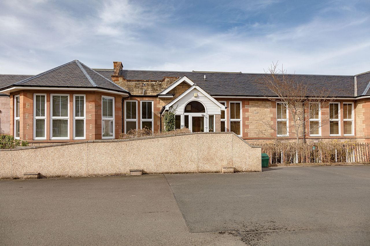 2 Bed Ground Floor Flat in Guide Price £125,000 76 Dingleton