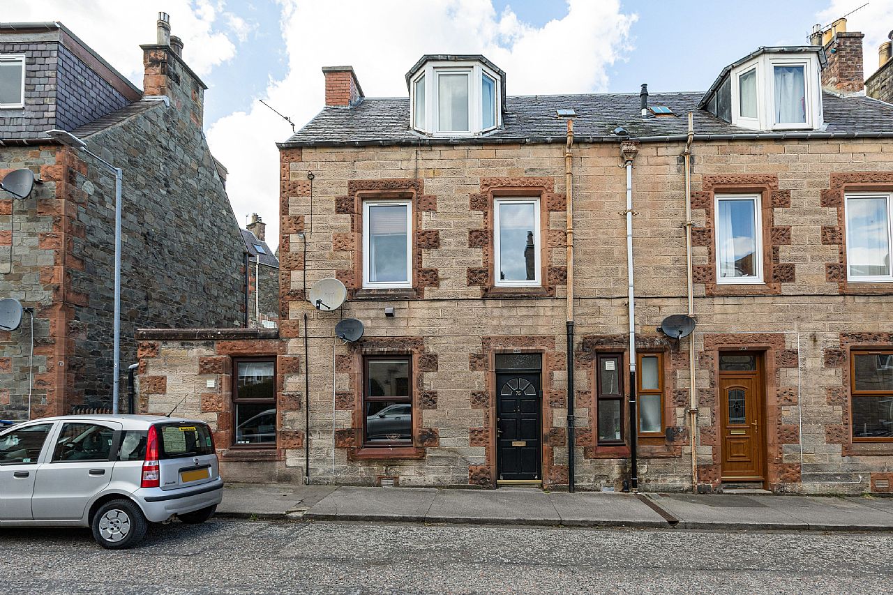 1 Bed Ground Floor Flat in Offers Over £70,000 75 Victoria Street