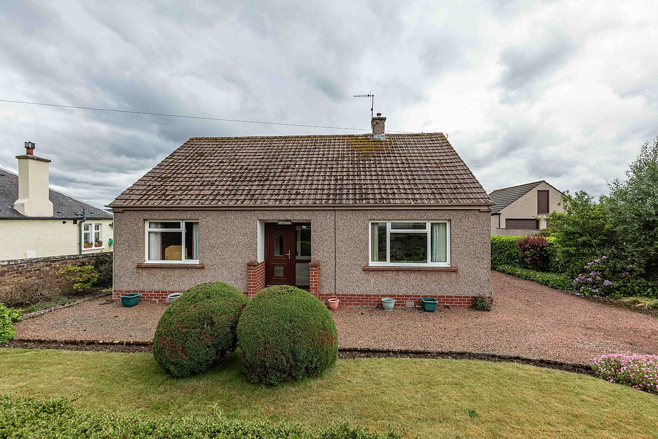 3 Bed Detached Bungalow In Offers Over 235 000 Wellbank 13 Edinburgh Road Lauder Td2 6tw Bspc