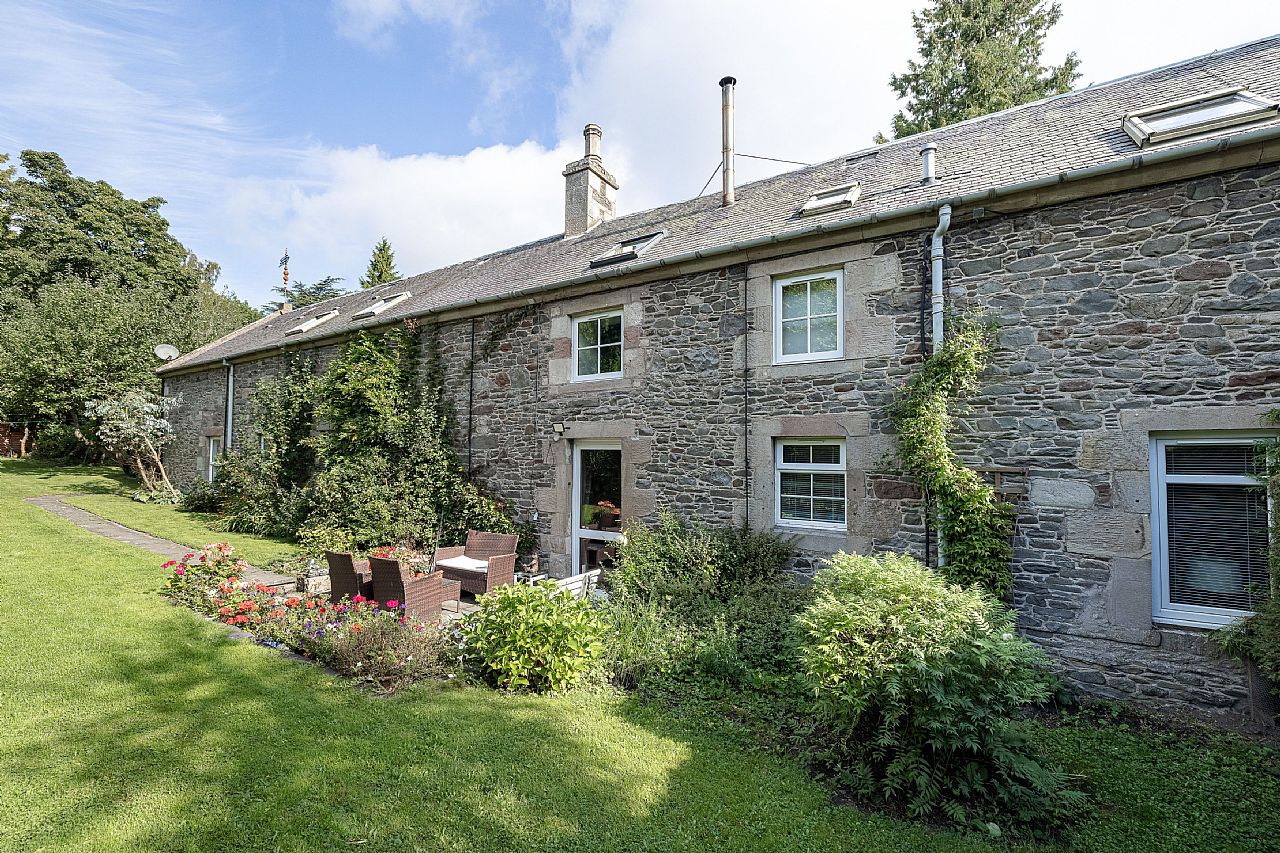 Grooms Cottage, Hassendeanburn Hawick TD9 8RU