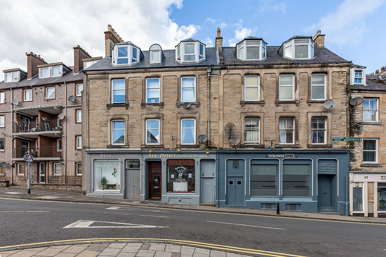 3 Bed First Floor Flat in In the Region Of £70,000 21, Drumlanrig Square, Hawick TD9 0AS BSPC