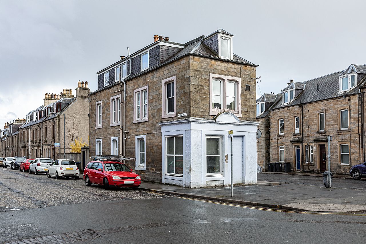 2 Bed First Floor Flat in Guide Price £90,000 118 Gala Park