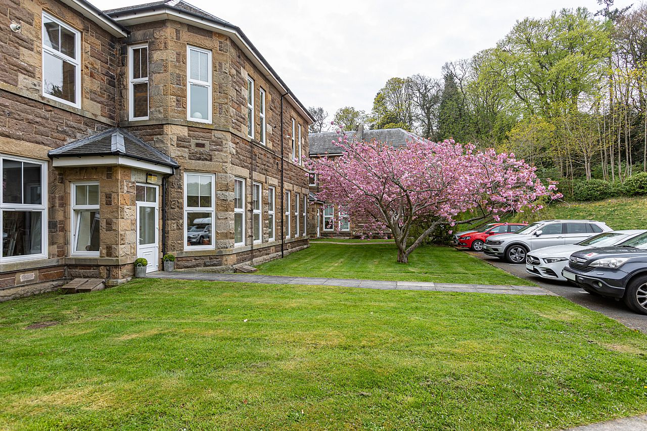 2 Bed Ground Floor Flat in Guide Price £110,000 33 Dingleton