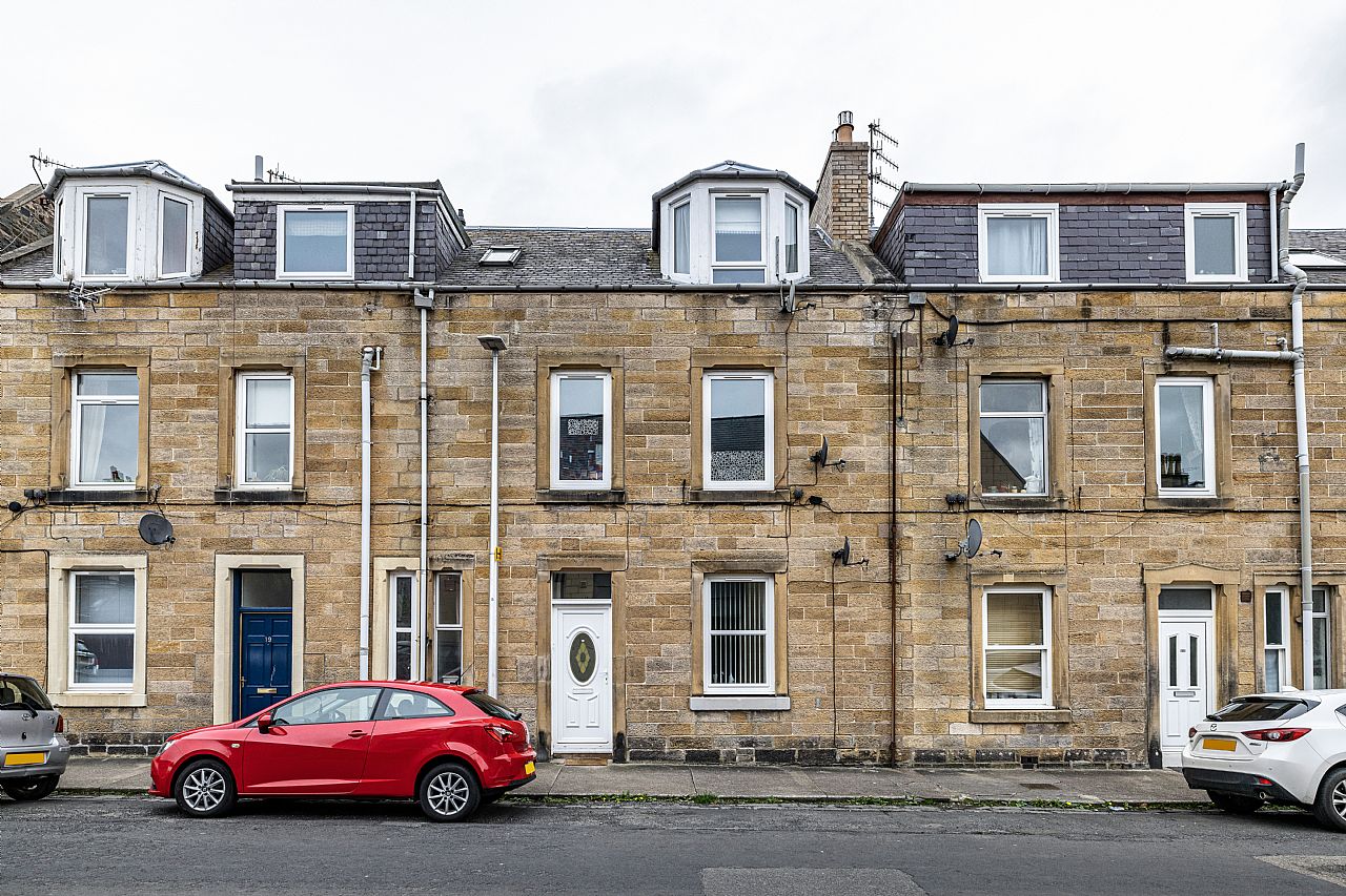 1 Bed Top Floor Flat in Guide Price £55,000 15a Lintburn Street