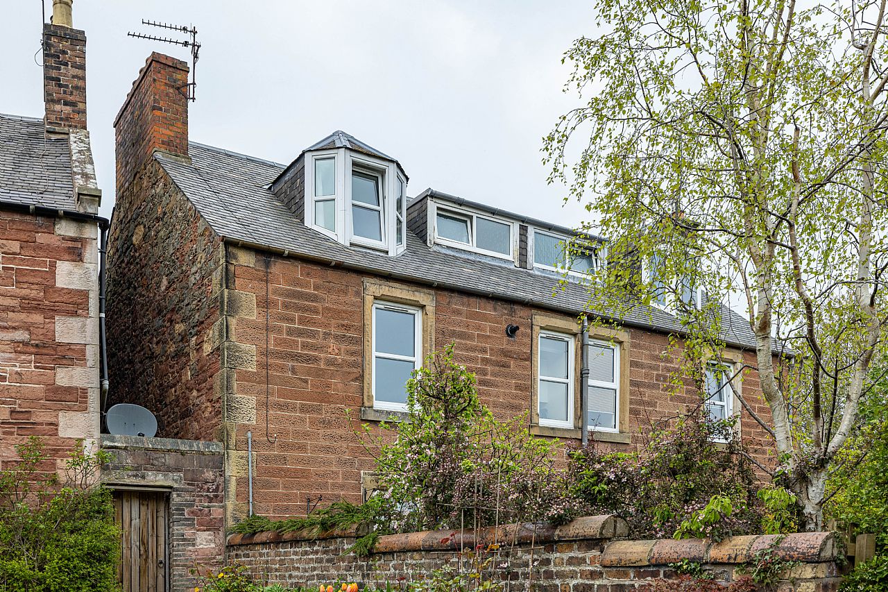2 Bed First Floor Flat in Tweedside Road Guide Price £110,000 4